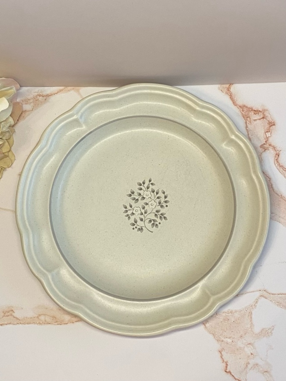 🏰  (2) Pfaltzgraff Heirloom Luncheon Plates - Picture 5 of 9